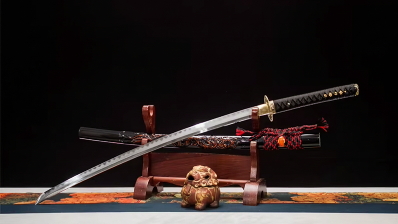Katana Orochi 9505021 — acier damassé forgé à la main, saya sculptée dragon et tsuba dorée — Atelier Katana