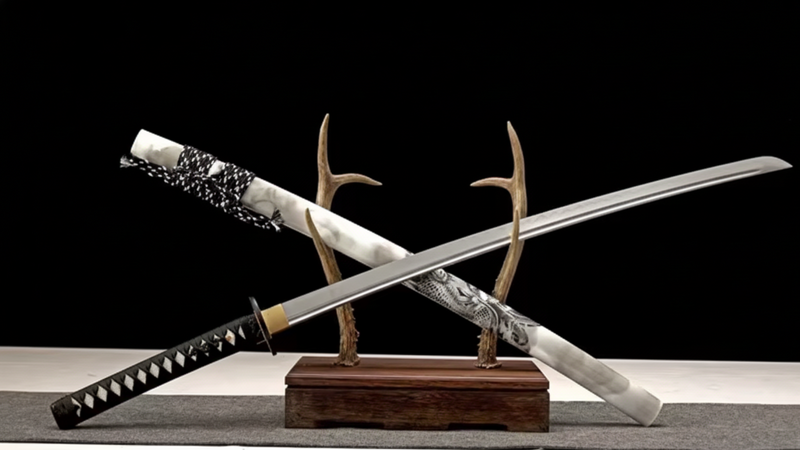 Katana Hakusen SS556 — acier T10 trempé à l'argile avec hamon réel, saya blanc veiné — Atelier Katana