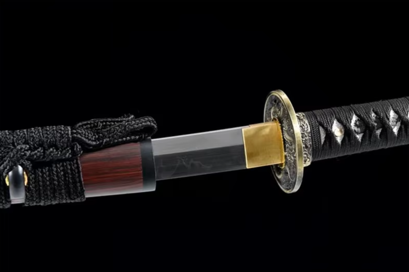 Katana Ryūka SS260 — acier T10 trempé à l'argile, tsuba dragon laiton et saya rouge — Atelier Katana