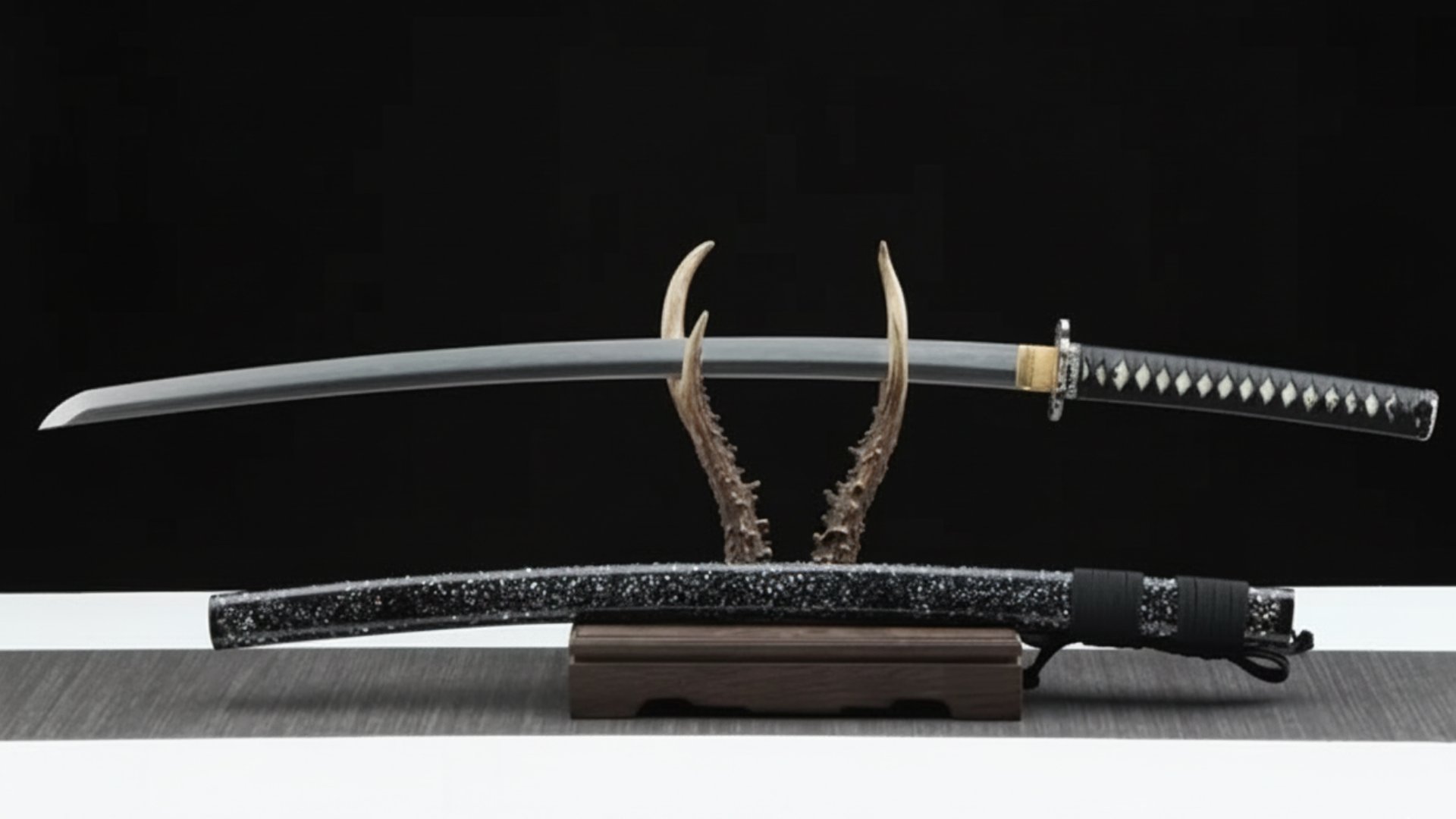 Katana Masamune SS303 — pièce de maître, acier trempé à l'argile, saya nacrée et monture noire — Atelier Katana