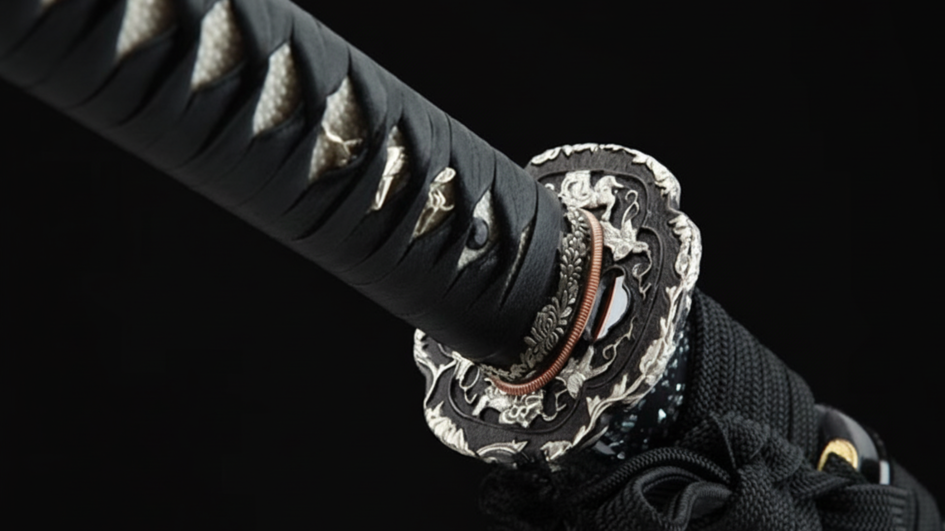 Katana Masamune SS303 — pièce de maître, acier trempé à l'argile, saya nacrée et monture noire — Atelier Katana