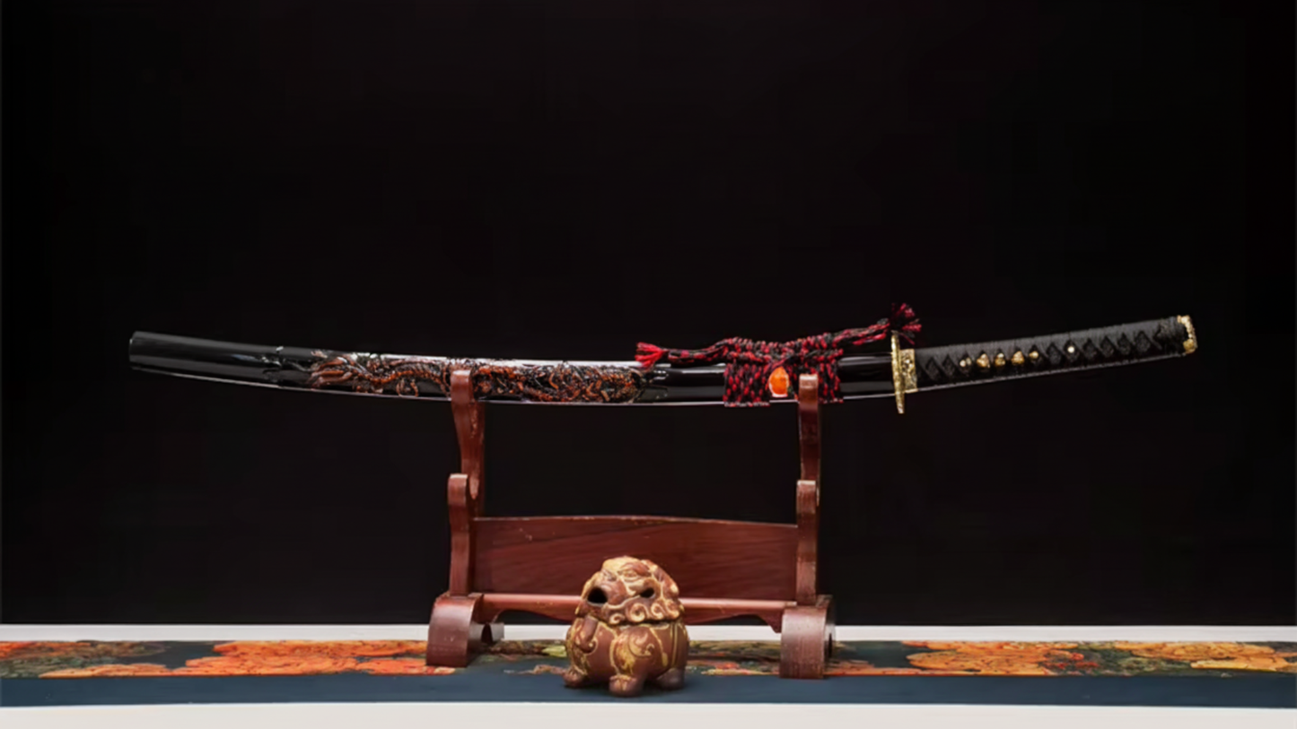 Katana Orochi 9505021 — acier damassé forgé à la main, saya sculptée dragon et tsuba dorée — Atelier Katana