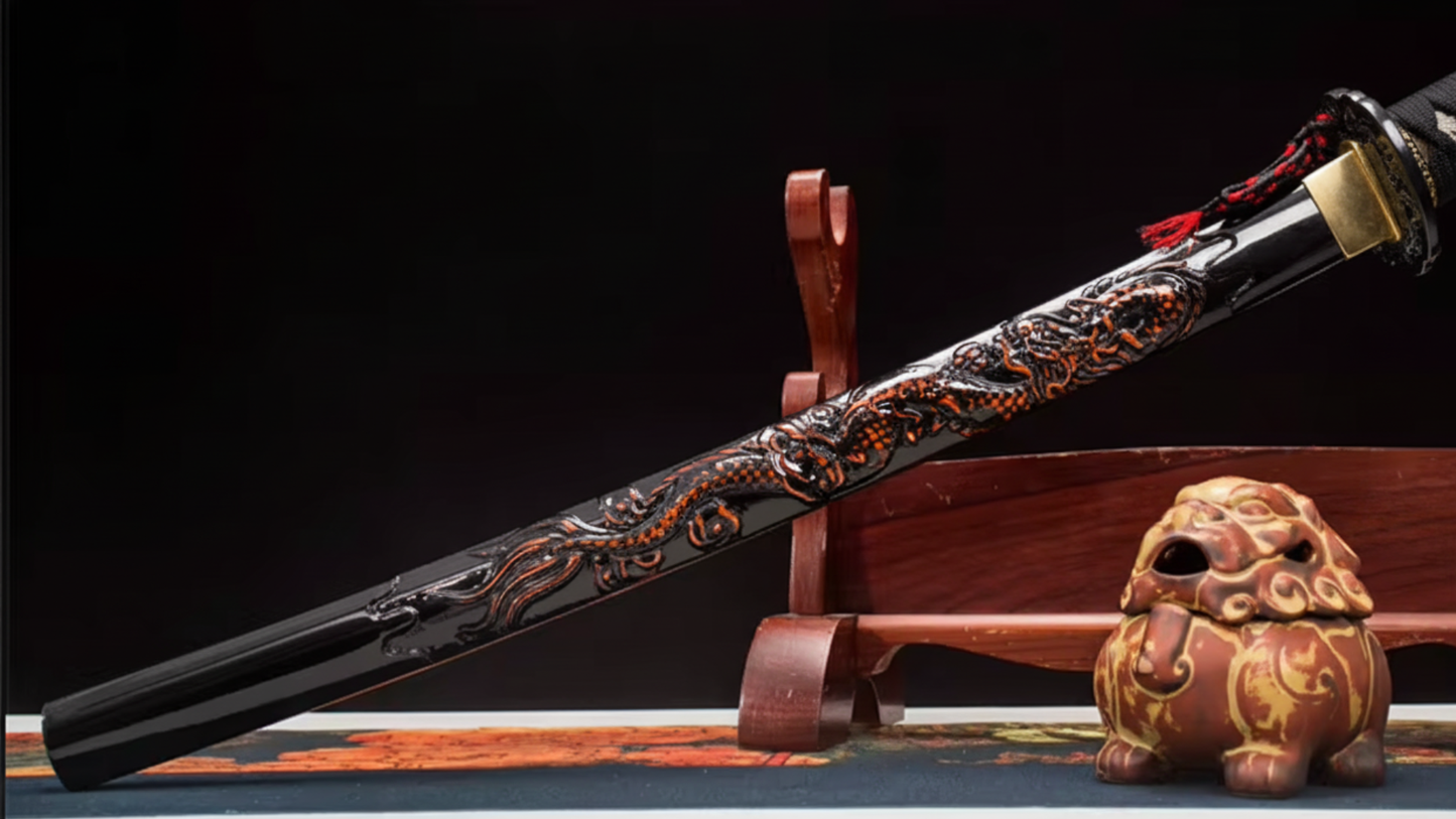 Katana Orochi 9505021 — acier damassé forgé à la main, saya sculptée dragon et tsuba dorée — Atelier Katana
