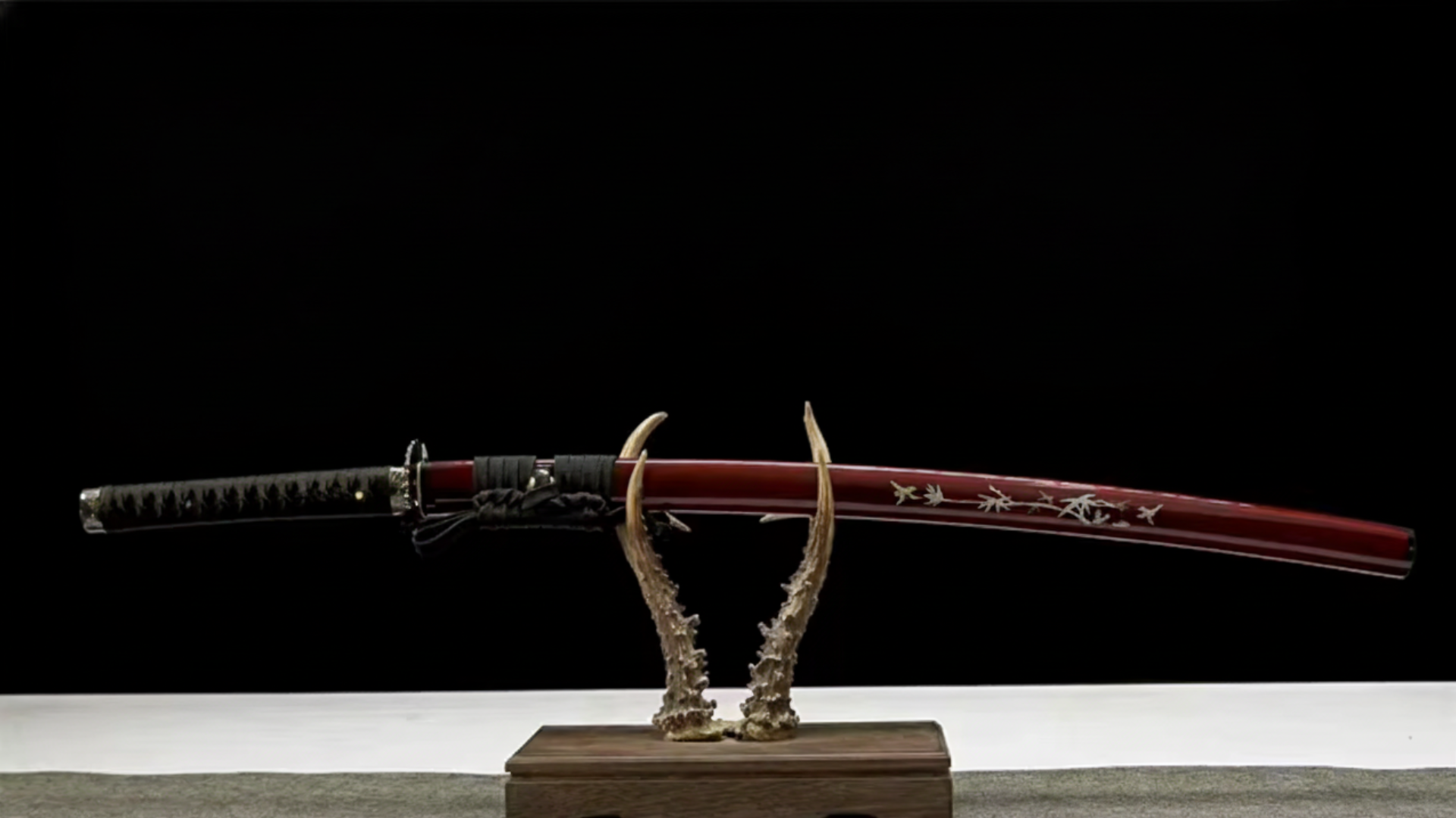 Katana Homura SS561 — saya rouge laqué avec incrustations feuillage et oiseaux — Atelier Katana