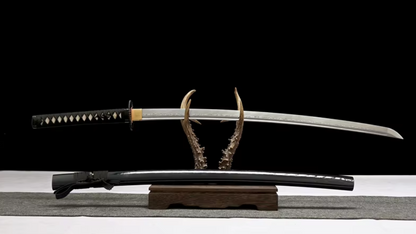 Katana Kasumi SS572 — lame en acier damassé forgée et gravée à la main, tsuba ajourée — Atelier Katana