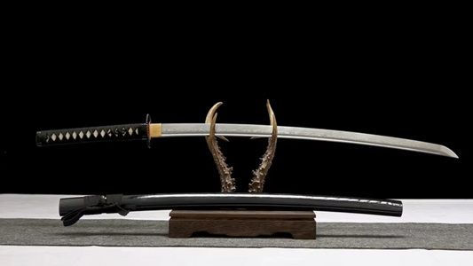 Katana Kasumi SS572 — lame en acier damassé forgée et gravée à la main, tsuba ajourée — Atelier Katana