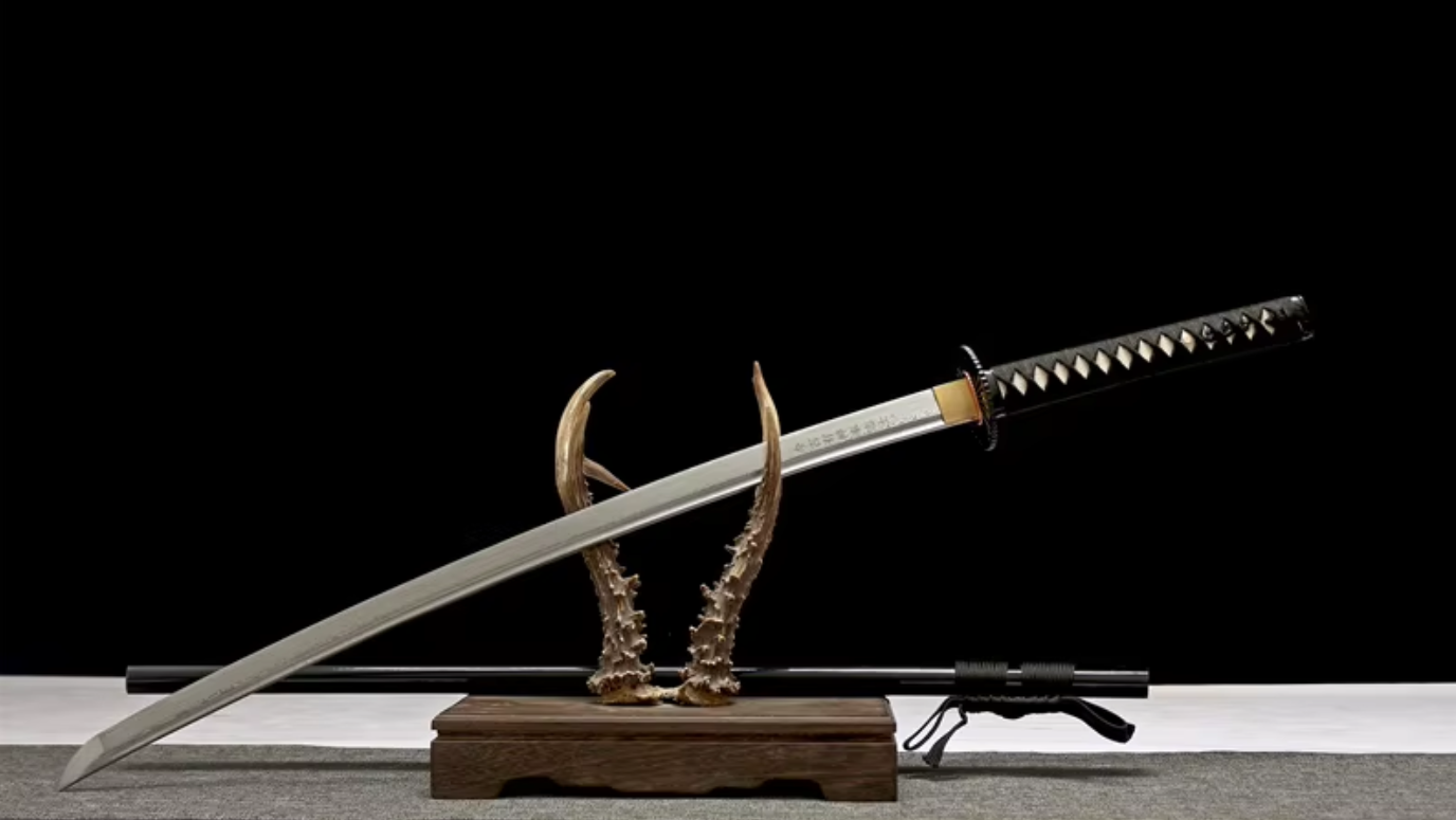 Katana Kasumi SS572 — lame en acier damassé forgée et gravée à la main, tsuba ajourée — Atelier Katana