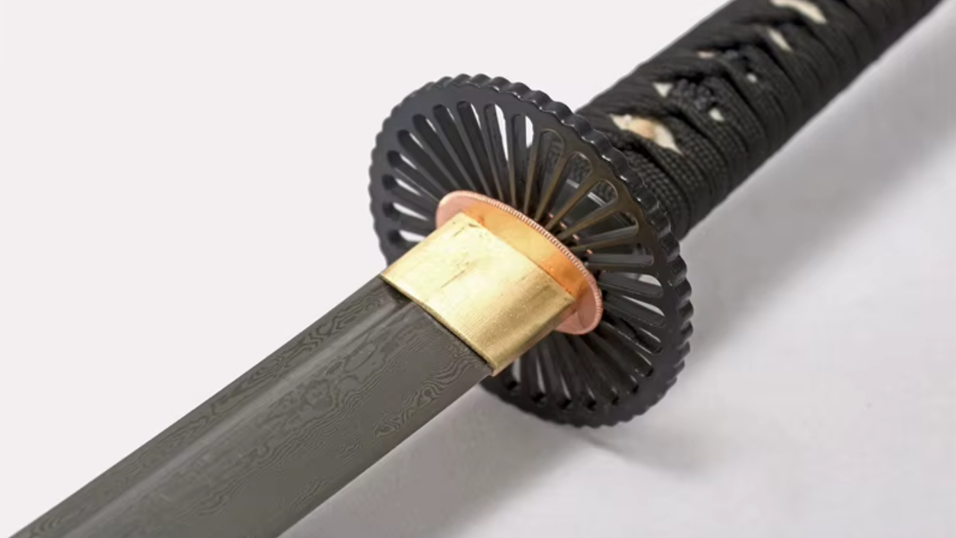 Katana Kasumi SS572 — lame en acier damassé forgée et gravée à la main, tsuba ajourée — Atelier Katana