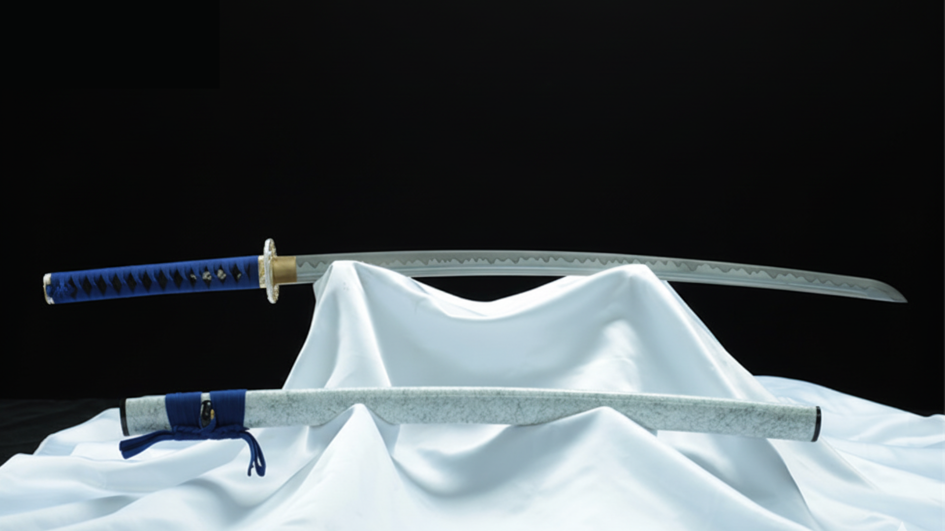 Katana Shiraha SS723 — acier T10 avec hamon réel et saya blanche veinée — Atelier Katana
