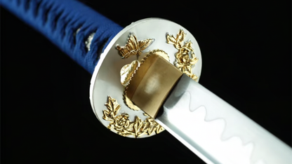 Katana Shiraha SS723 — acier T10 avec hamon réel et saya blanche veinée — Atelier Katana