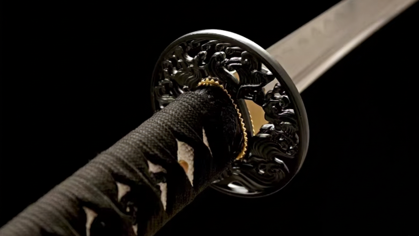 Katana Hakusen SS556 — acier T10 trempé à l'argile avec hamon réel, saya blanc veiné — Atelier Katana