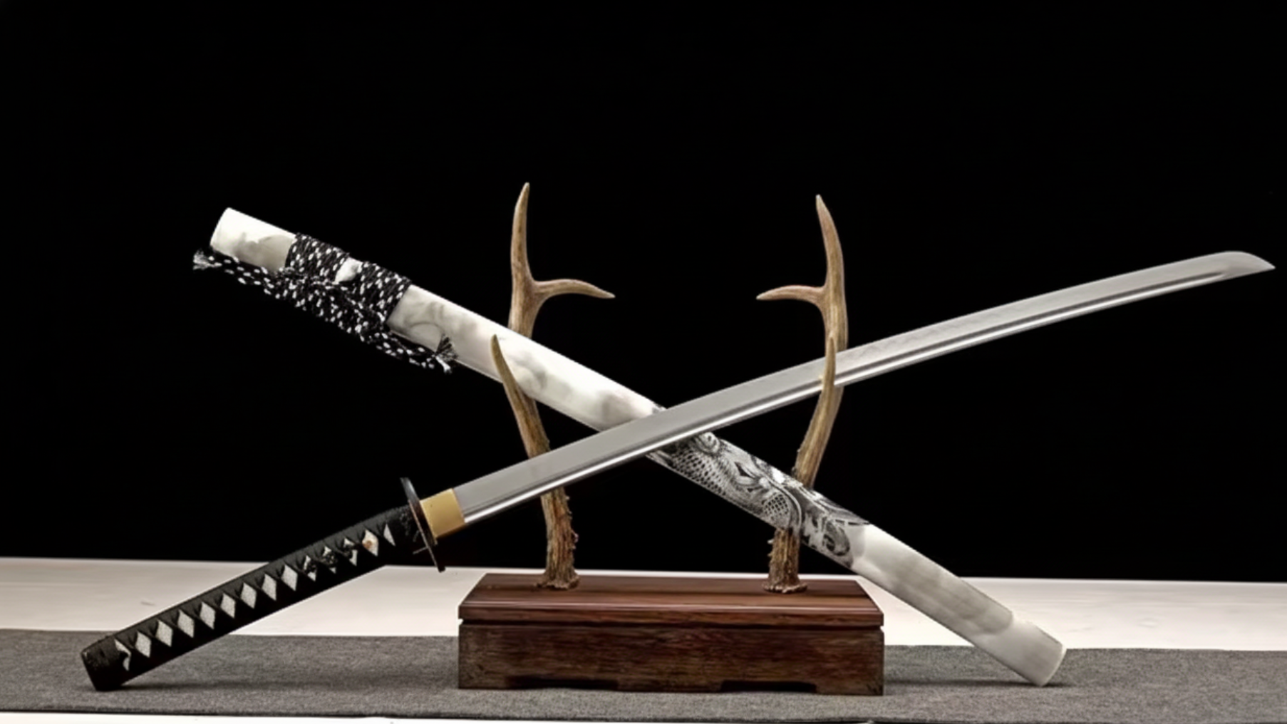 Katana Hakusen SS556 — acier T10 trempé à l'argile avec hamon réel, saya blanc veiné — Atelier Katana