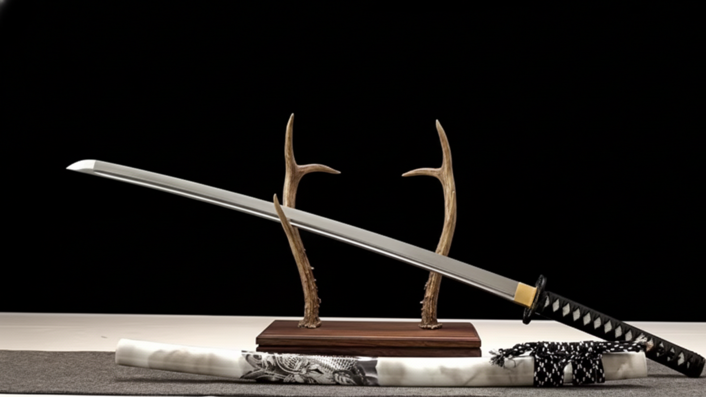 Katana Hakusen SS556 — acier T10 trempé à l'argile avec hamon réel, saya blanc veiné — Atelier Katana