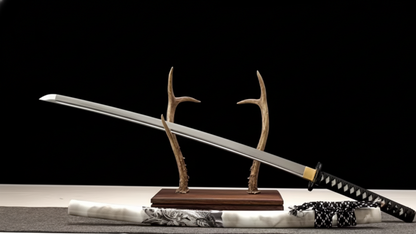 Katana Hakusen SS556 — acier T10 trempé à l'argile avec hamon réel, saya blanc veiné — Atelier Katana