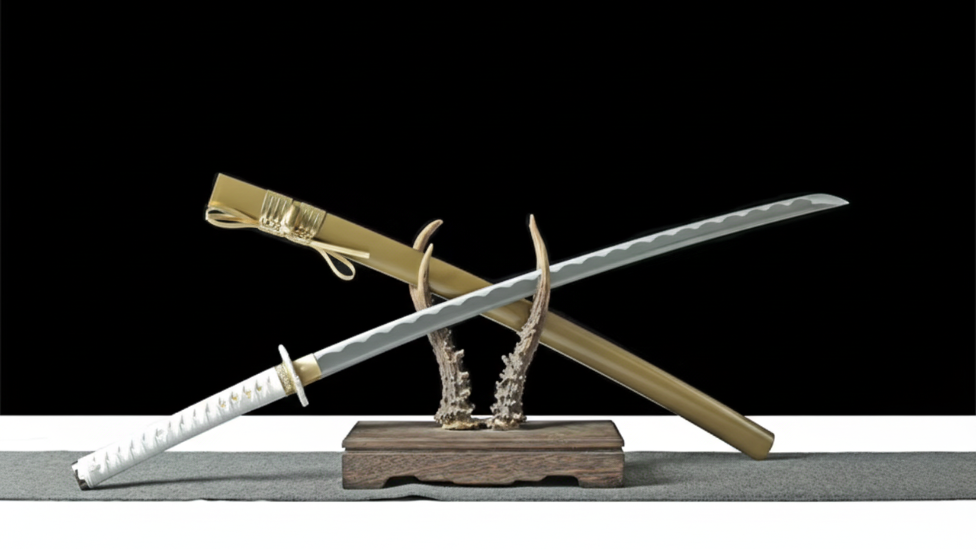 Katana Kinkaku SS536 — monture blanche texturée et détails dorés, hamon visible — Atelier Katana
