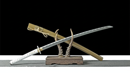Katana Kinkaku SS536 — monture blanche texturée et détails dorés, hamon visible — Atelier Katana