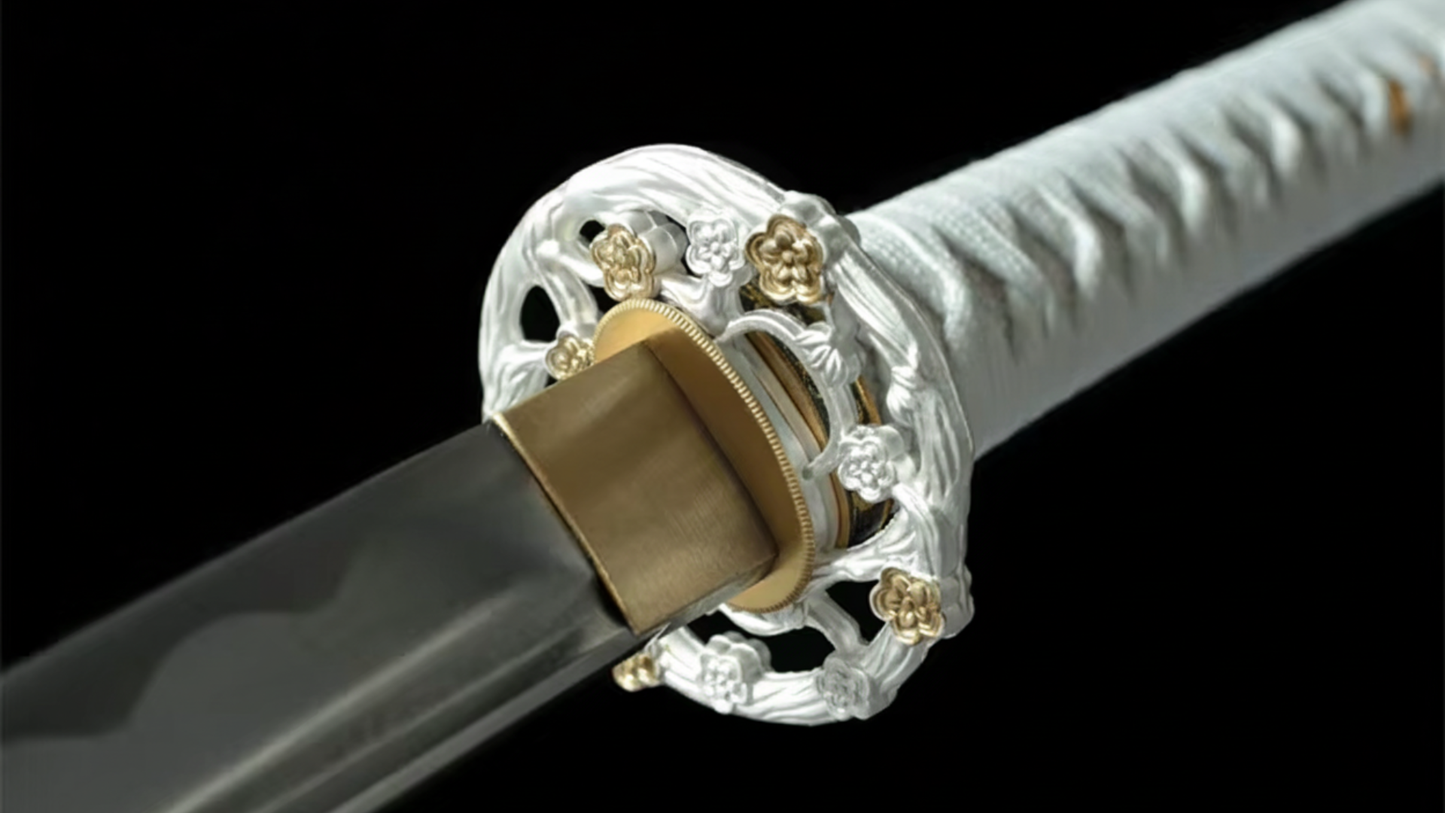 Katana Kinkaku SS536 — monture blanche texturée et détails dorés, hamon visible — Atelier Katana