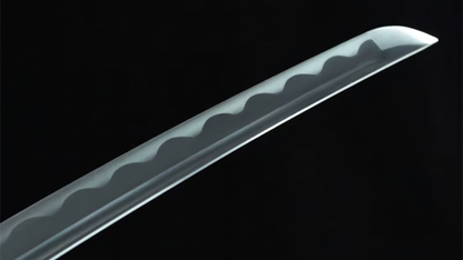 Katana Kinkaku SS536 — monture blanche texturée et détails dorés, hamon visible — Atelier Katana