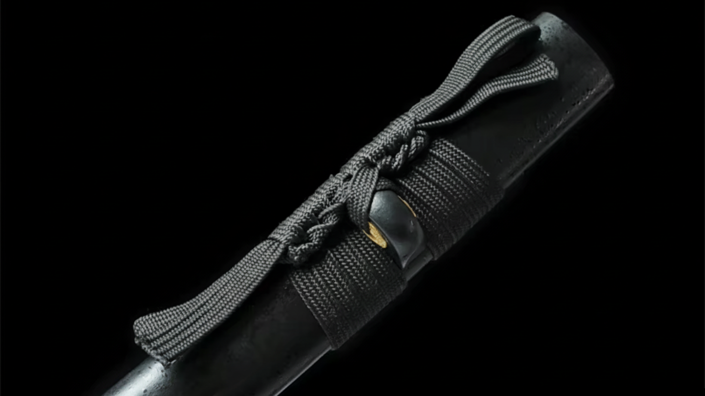 Katana Kurokin SS535 — finition noire profonde et détails dorés, hamon visible — Atelier Katana