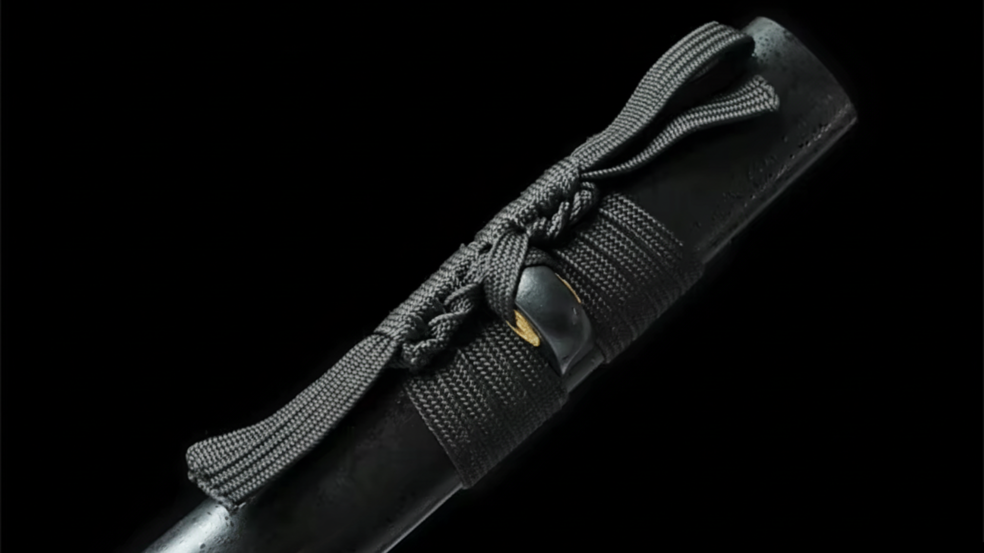Katana Kurokin SS535 — finition noire profonde et détails dorés, hamon visible — Atelier Katana