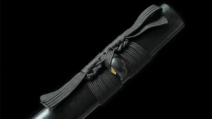 Katana Kurokin SS535 — finition noire profonde et détails dorés, hamon visible — Atelier Katana