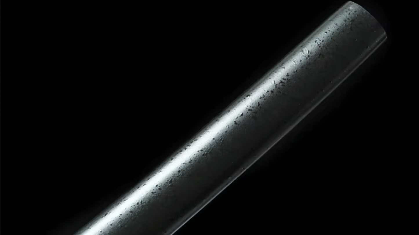 Katana Kurokin SS535 — finition noire profonde et détails dorés, hamon visible — Atelier Katana