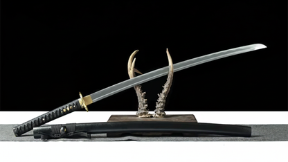 Katana Kurokin SS535 — finition noire profonde et détails dorés, hamon visible — Atelier Katana