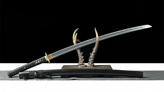 Katana Kurokin SS535 — finition noire profonde et détails dorés, hamon visible — Atelier Katana