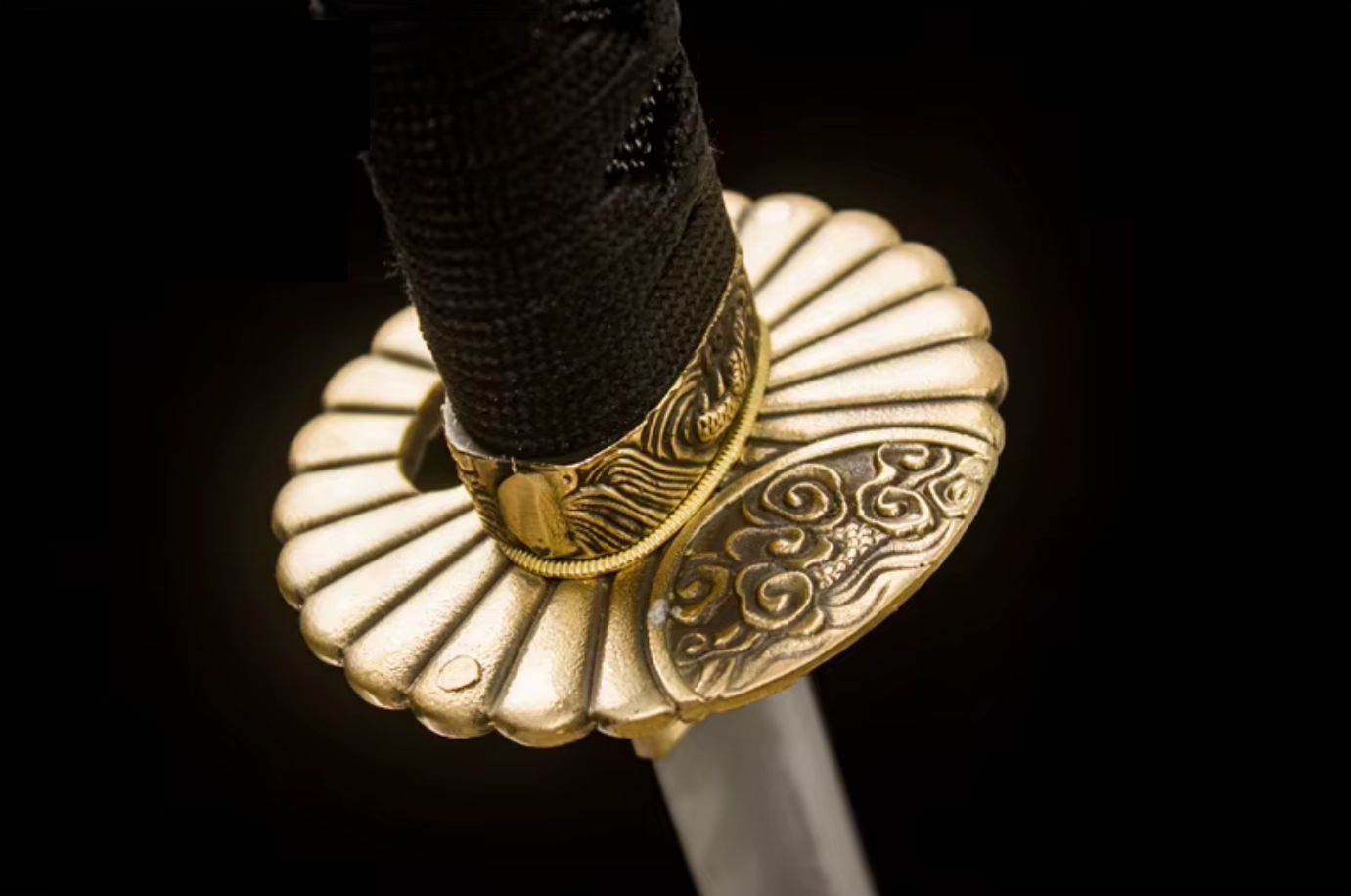 Katana Orochi 9505021 — acier damassé forgé à la main, saya sculptée dragon et tsuba dorée — Atelier Katana