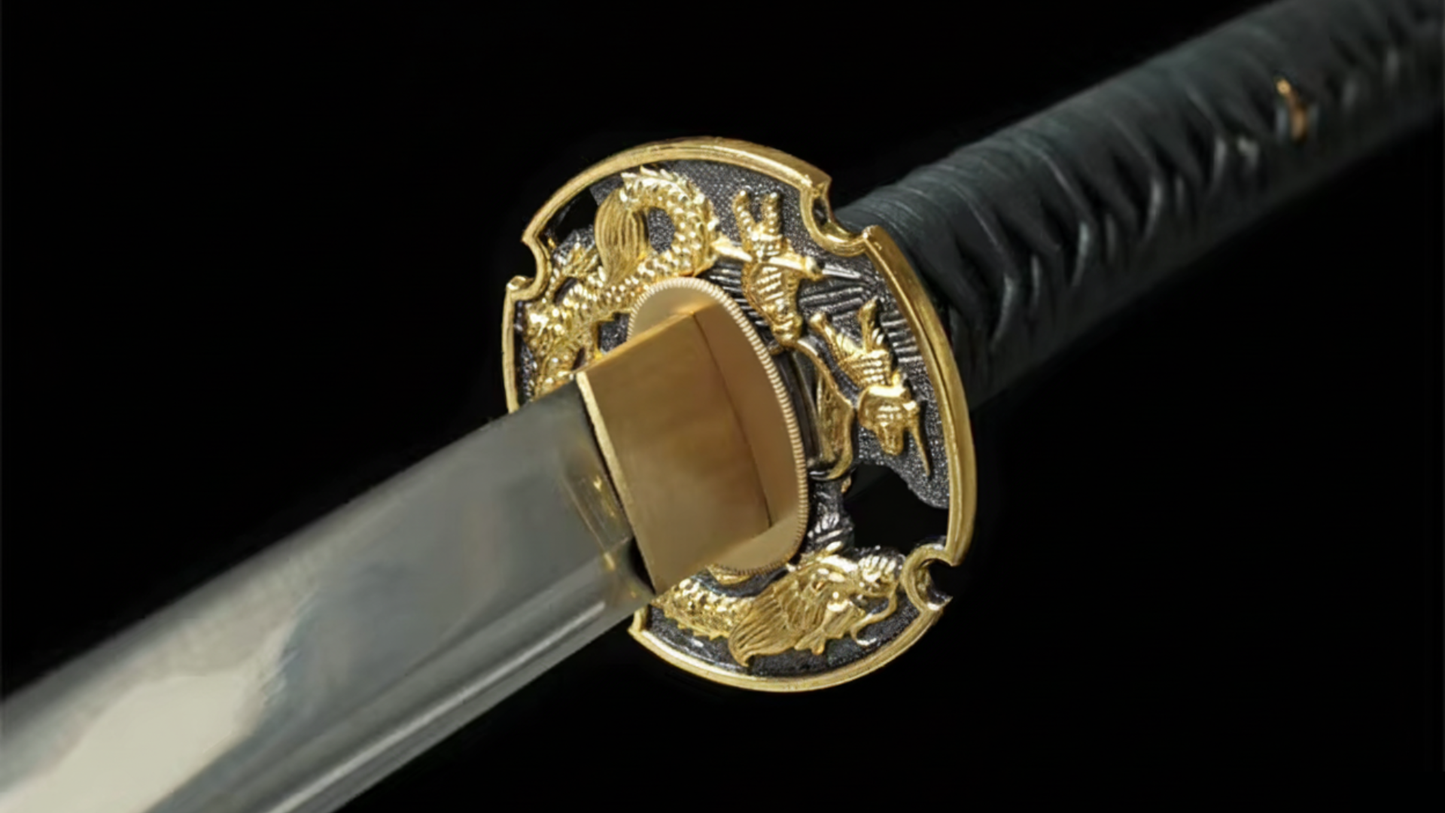 Katana Kurokin SS535 — finition noire profonde et détails dorés, hamon visible — Atelier Katana