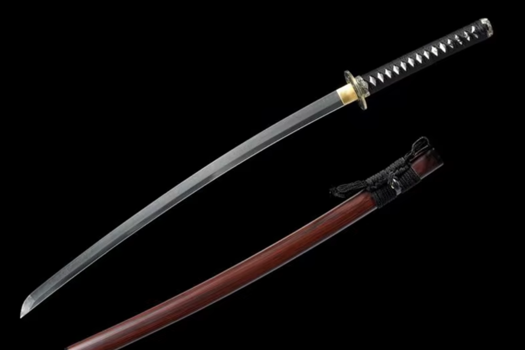 Katana Ryūka SS260 — acier T10 trempé à l'argile, tsuba dragon laiton et saya rouge — Atelier Katana