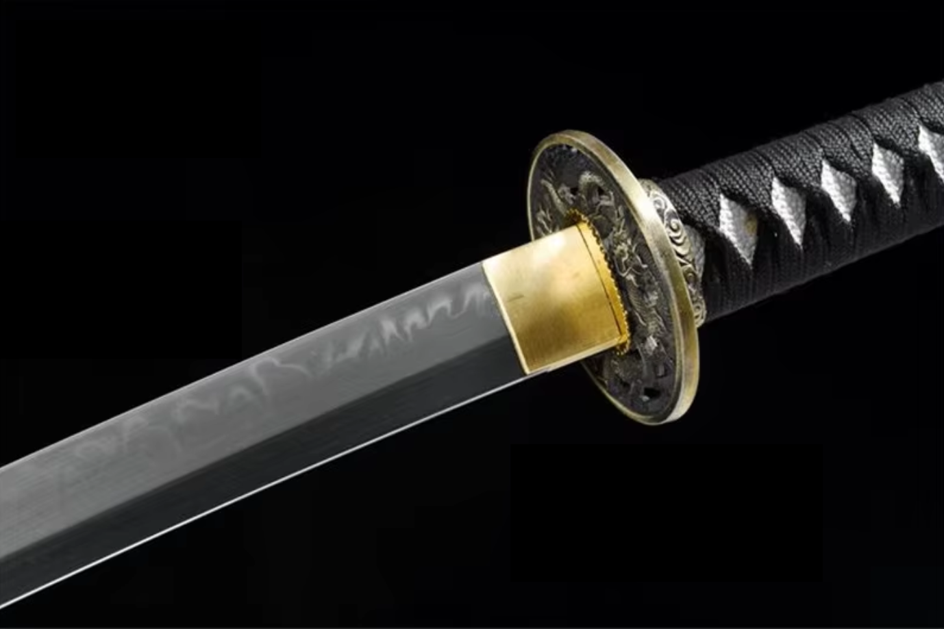 Katana Ryūka SS260 — acier T10 trempé à l'argile, tsuba dragon laiton et saya rouge — Atelier Katana