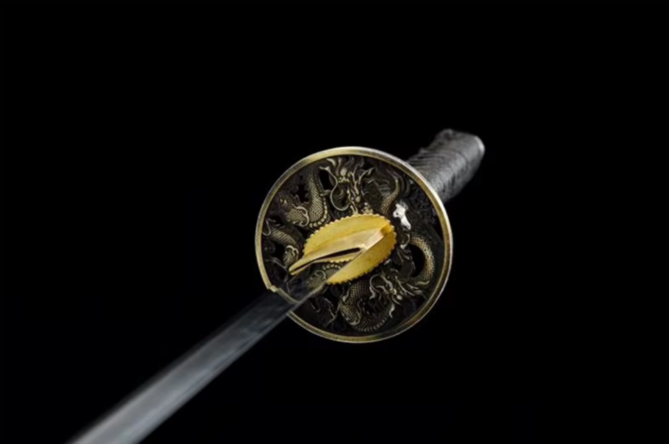 Katana Ryūka SS260 — acier T10 trempé à l'argile, tsuba dragon laiton et saya rouge — Atelier Katana