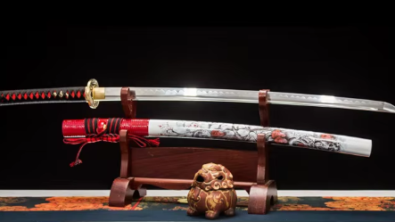 Katana Momiji 9505020 — forgé et poli à la main, saya blanche ornée de motifs floraux rouges — Atelier Katana