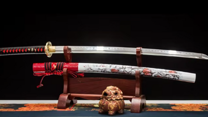 Katana Momiji 9505020 — forgé et poli à la main, saya blanche ornée de motifs floraux rouges — Atelier Katana