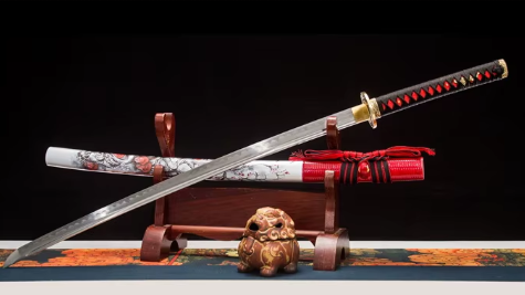 Katana Momiji 9505020 — forgé et poli à la main, saya blanche ornée de motifs floraux rouges — Atelier Katana