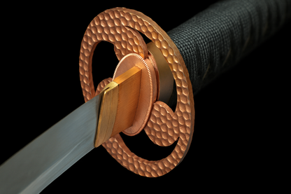 Katana Hanagin SS554 — trempé à l'argile, hamon réel, saya gravée à motifs floraux incrustés de nacre — Atelier Katana