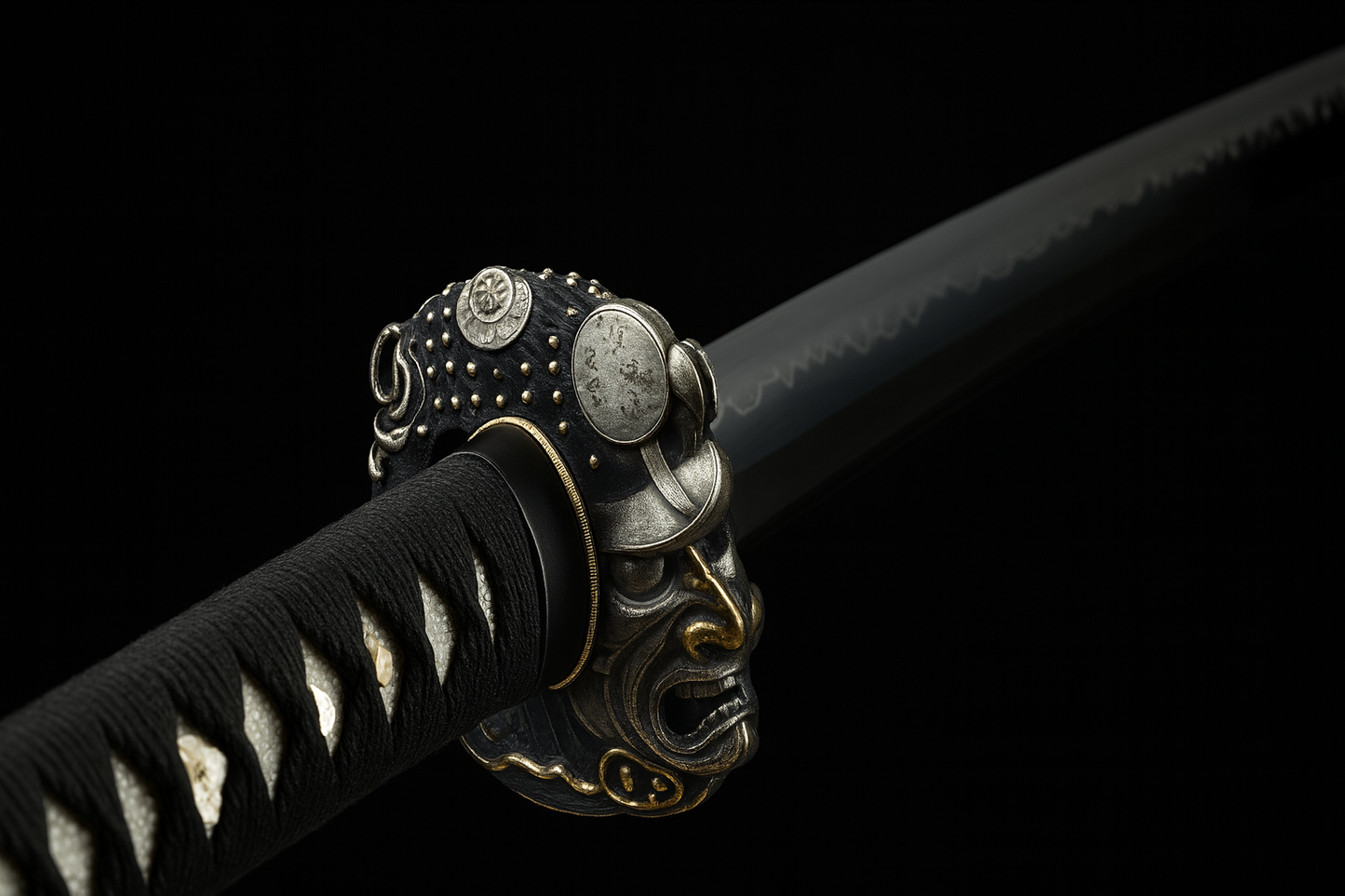 Katana Bushō SS432 — forgé et poli à la main, hamon réel, tsuba samouraï bicolore or et argent — Atelier Katana