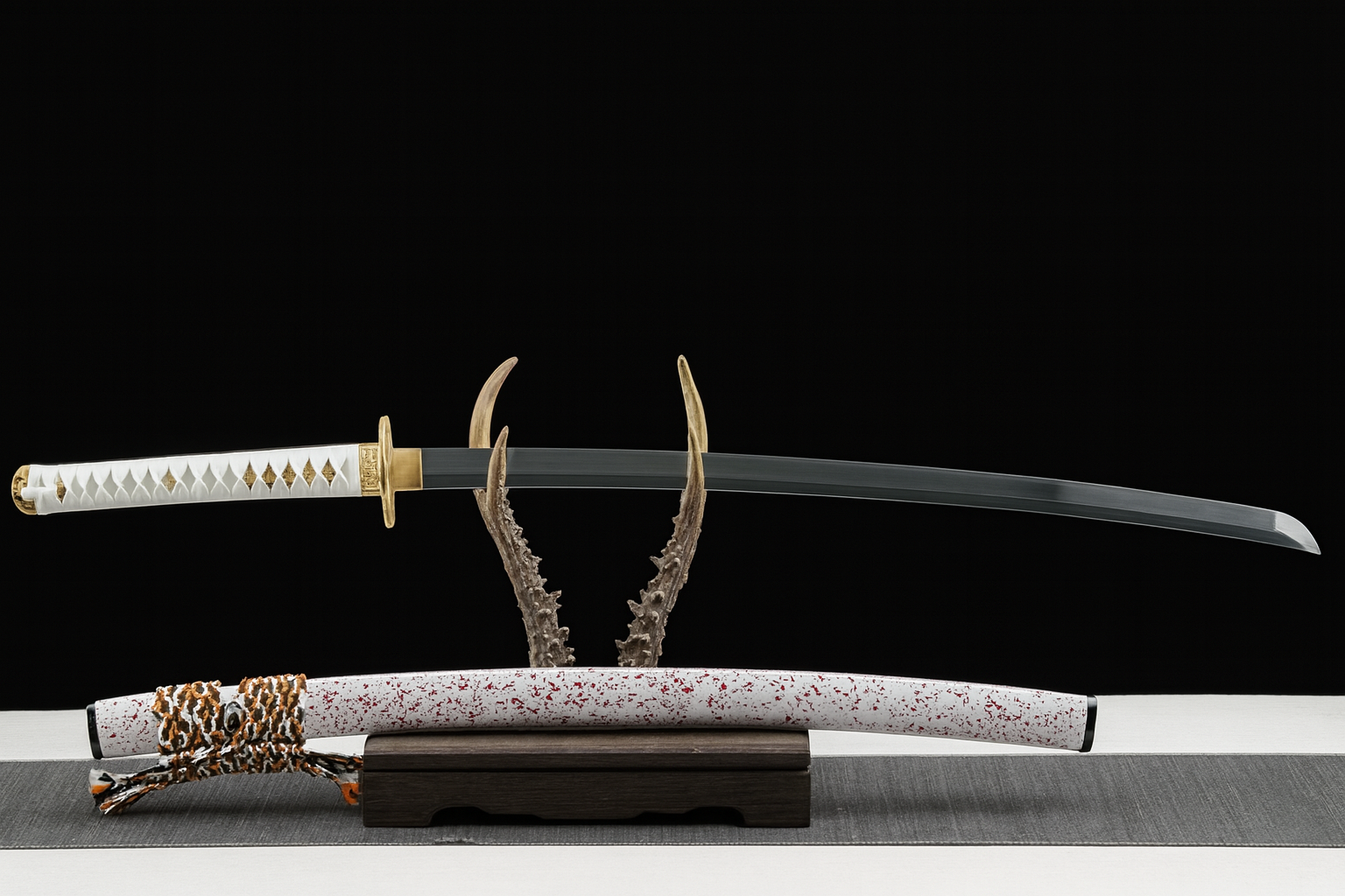 Katana Yuki SS442 — forgé à la main, saya blanche aux éclaboussures rouges et tsuba dorée sculptée — Atelier Katana