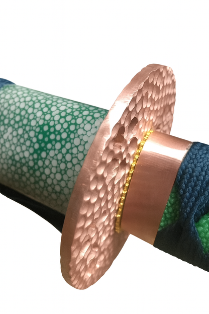 Katana Midori SS238 — saya en rayskin vert texturé et tsuba cuivrée, forgé à la main — Atelier Katana