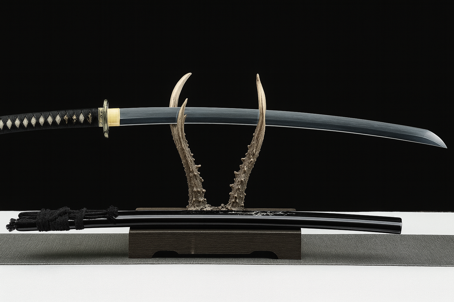 Katana Tamashii SS429 — trempé à l'argile avec hamon réel et saya incrustée de nacre gravée — Atelier Katana