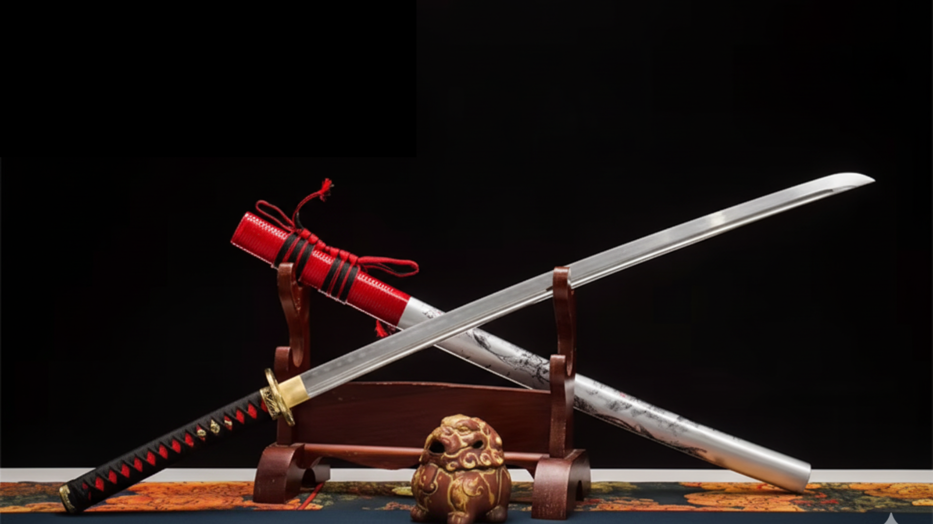 Katana Momiji 9505020 — forgé et poli à la main, saya blanche ornée de motifs floraux rouges — Atelier Katana