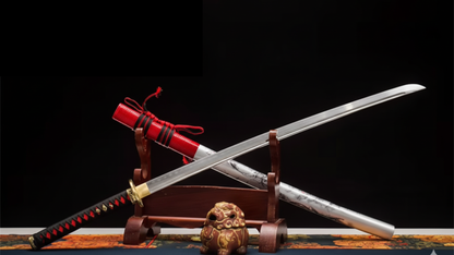 Katana Momiji 9505020 — forgé et poli à la main, saya blanche ornée de motifs floraux rouges — Atelier Katana