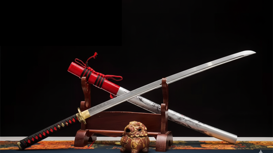Katana Momiji 9505020 — forgé et poli à la main, saya blanche ornée de motifs floraux rouges — Atelier Katana