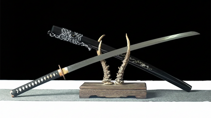 Katana Hanagin SS554 — trempé à l'argile, hamon réel, saya gravée à motifs floraux incrustés de nacre — Atelier Katana