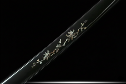 Katana Hanagin SS554 — trempé à l'argile, hamon réel, saya gravée à motifs floraux incrustés de nacre — Atelier Katana